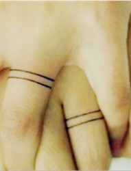 情侣手指戒指简约线条爱情刺青