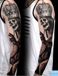 一款黑灰花臂主教纹身图案
