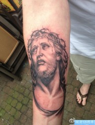 手臂黑灰耶稣纹身图案