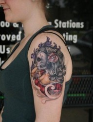 女性手臂彩色女郎纹身图案
