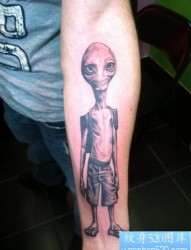一款手臂外星人纹身图案