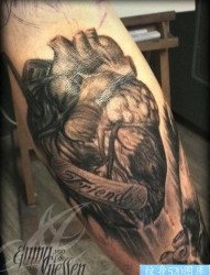 一款手臂心脏纹身图案