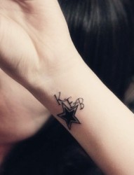 女性手腕小小的星星图腾纹身