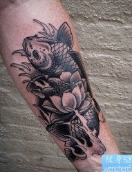 一款手臂莲花鲤鱼纹身图案
