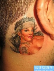 一款耳后女郎纹身图案