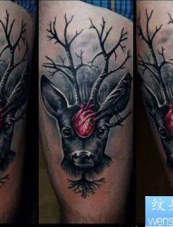 一款腿部鹿头纹身图案