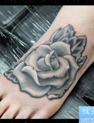 一款脚背玫瑰花纹身图案