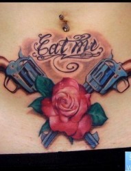 腹部手枪玫瑰花纹身图案