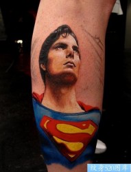 一款手臂超人纹身图案