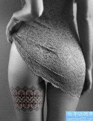 一款女性腿部蕾丝纹身图案