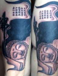手臂上的大佛和一组梵文纹身