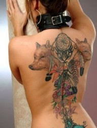 女性背部个性的狐狸纹身