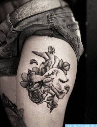 一款女性腿部鸽子玫瑰纹身图案