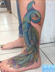 一款腿部彩色孔雀纹身图案