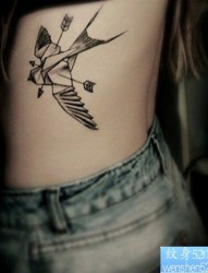一款女性侧腰燕子纹身图案