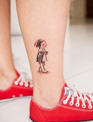 一款脚踝小女孩纹身图案