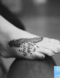 女性脚背羽化燕纹身图案