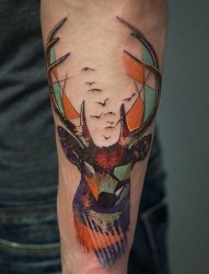 手臂彩色鹿纹身图案