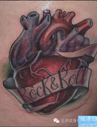 一款肩部心脏纹身图案