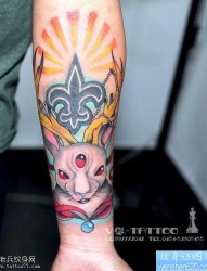 手臂彩色兔子纹身图案