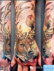 一款手部彩色彩色羚羊纹身图案