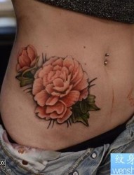 一款女性腹部玫瑰花纹身图案