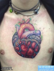 一款富有个性的胸口心脏纹身图案