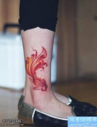 腿部水彩小金鱼纹身图案