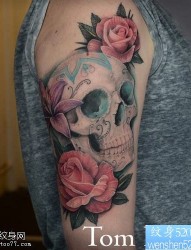 一款手臂骷髅玫瑰纹身图案