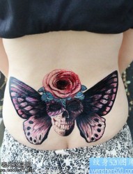 女性后腰欧美彩色蝴蝶骷髅头玫瑰花纹身图片