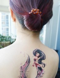 女性背部彩色美人鱼纹身图片