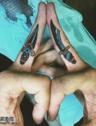 一款手指匕首纹身图片