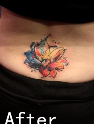女性后腰部彩色莲花纹身图片