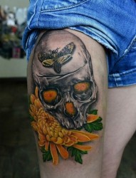 腿部彩色骷髅菊花纹身图片