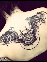 女孩背部展翅的蝙蝠纹身图片