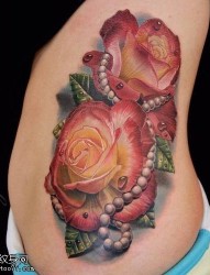 侧腰彩色玫瑰花纹身图片