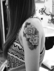 女性手臂牡丹花纹身图片