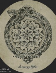 黑白梵花蛇纹身图案