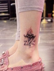 女性脚踝天平座纹身图片