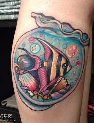 腿部彩色鱼缸纹身图案