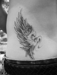 一款腰部翅膀纹身图案