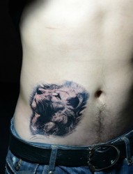 腹部小萌狮子纹身图案