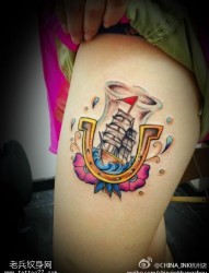 女性腿部彩色帆船纹身图案