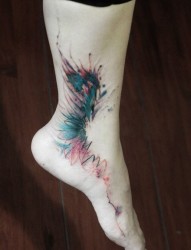 脚踝彩色孔雀羽毛纹身图案