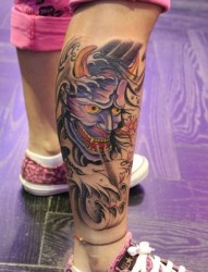 女性腿部个性彩色般若纹身图案