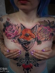 一款女性胸口狐狸牡丹纹身图案