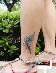 女性脚踝彩色羽毛纹身图片