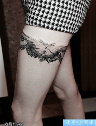 女性腿部蕾丝蝴蝶纹身图案