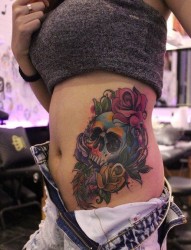 一款女性侧腰玫瑰骷髅纹身图案