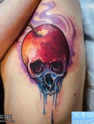 侧腰彩色苹果骷髅纹身图案